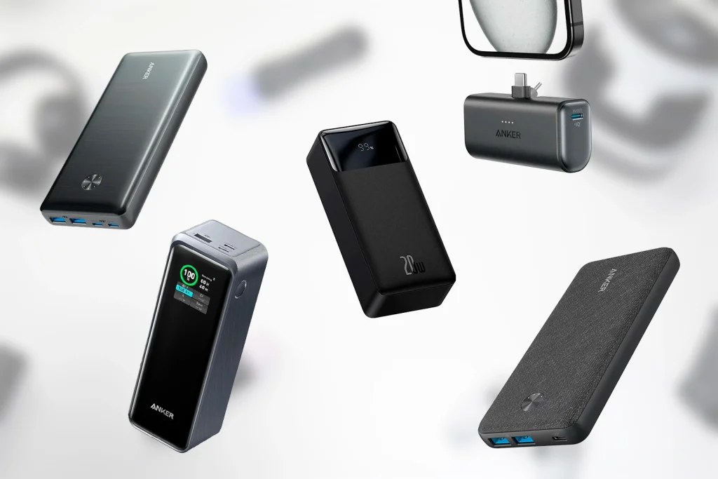 5 forskellige powerbanks på en sløret hvid baggrund med forskellige gadgets spredt omkring