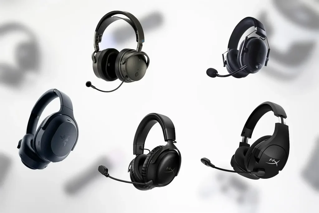5 forskellige gaming headsets på en sløret baggrund med forskellige gadgets