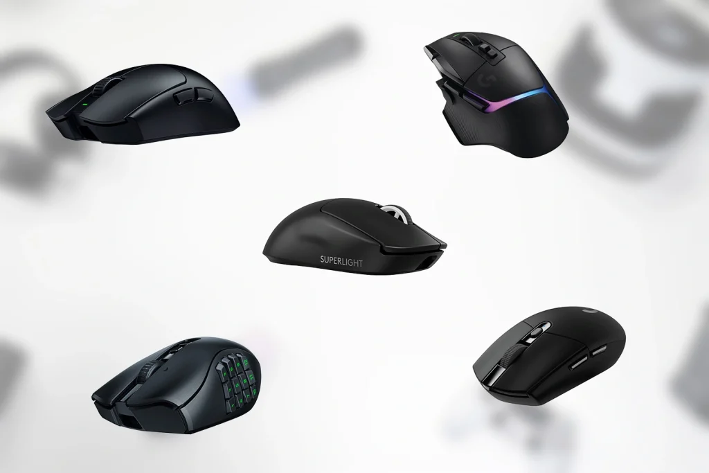 5 forskellige gaming mus på en sløret hvid baggrund med forskellige gadgets liggende